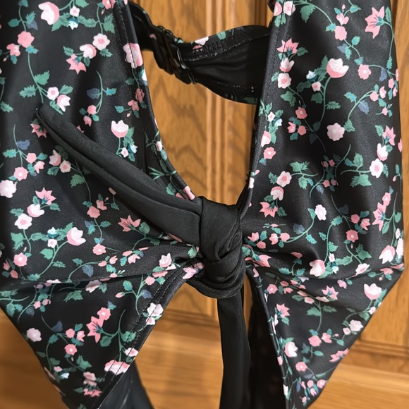 Peak and beau 40D/DD one piece with cut outs - Picture 2 of 4